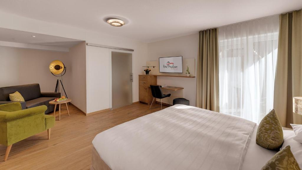 TV a/nebo společenská místnost v ubytování Hotel Moselauen