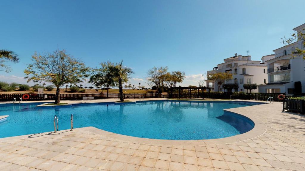 uma grande piscina no meio de um edifício em Casa Satsun - A Murcia Holiday Rentals Property em Roldán
