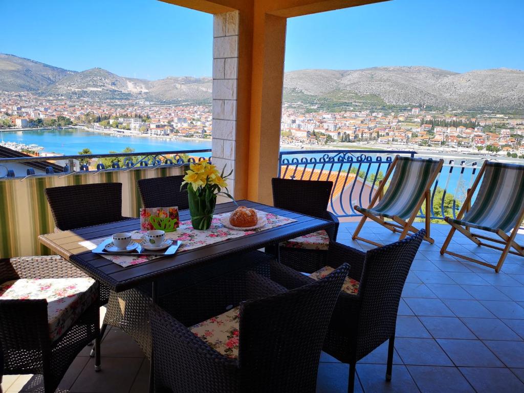 stół i krzesła na balkonie z widokiem w obiekcie Apartments Ivona 2 w Trogirze