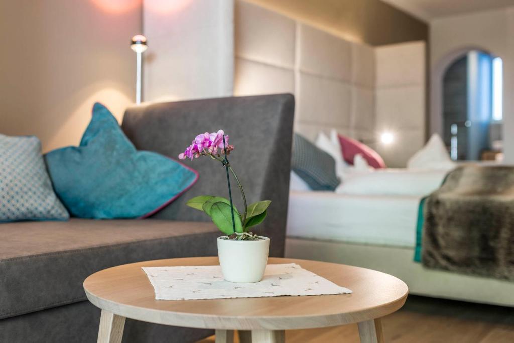 Postel nebo postele na pokoji v ubytování Stroblhof Active Family Spa Resort