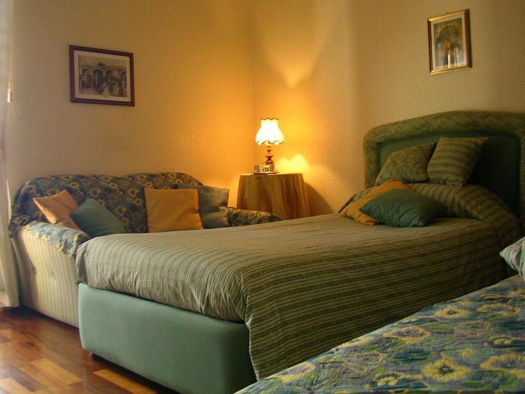 ニコロージにあるVilla Caterina B&Bのベッドルーム1室(緑のヘッドボード付きの大型ベッド1台付)