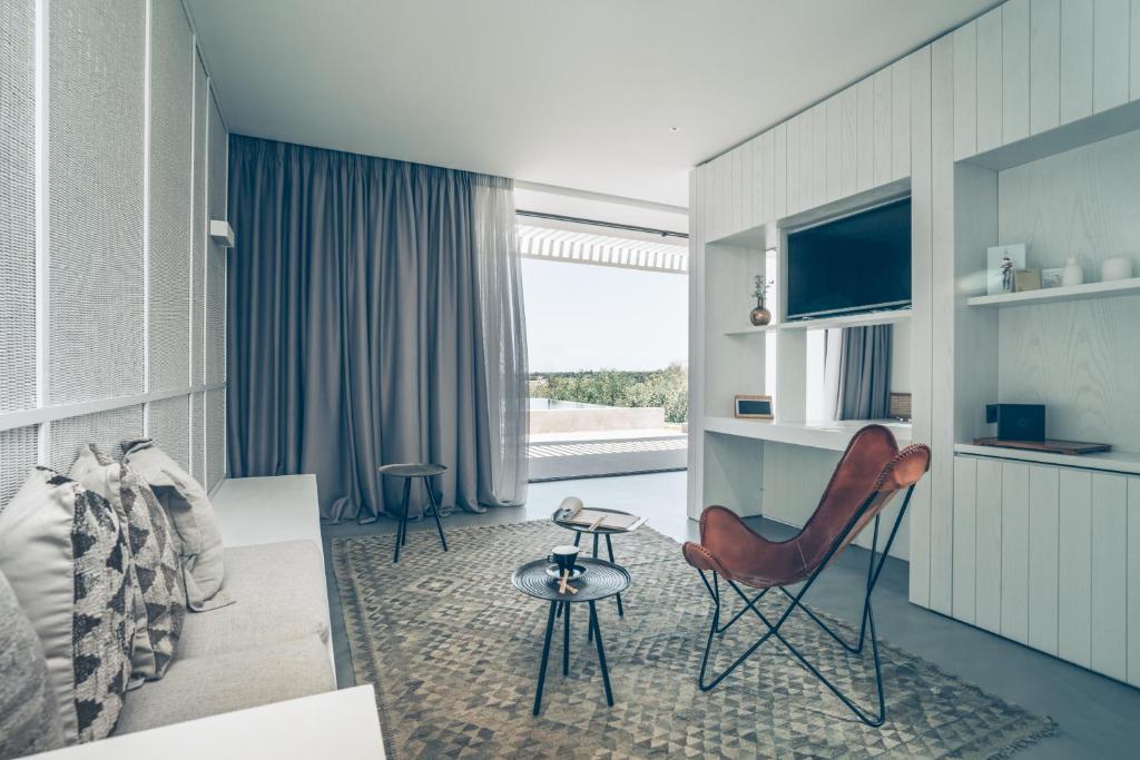 TV a/nebo společenská místnost v ubytování Zante Maris Suites - Adults Only