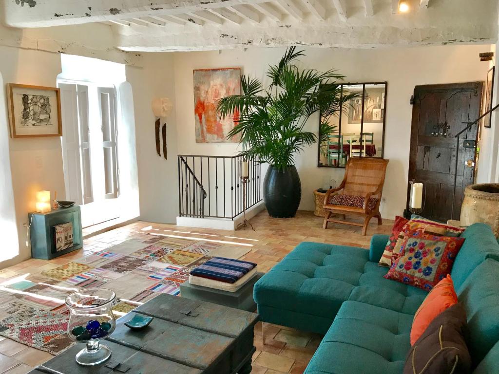 sala de estar con sofá azul y mesa en Guest App'Art, en Tourrettes-sur-Loup