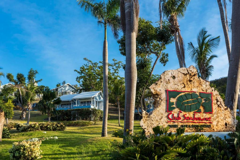 ein Haus mit einem Schild vor Palmen in der Unterkunft Club Seabourne Hotel in Culebra