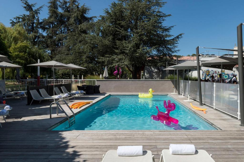 Bazén v ubytování Novotel Lyon Bron Meeting & Events nebo v jeho okolí