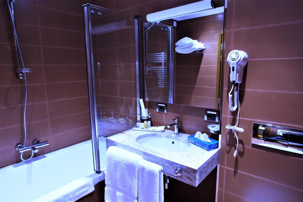 Ванная комната в Tirana International Hotel & Conference Center
