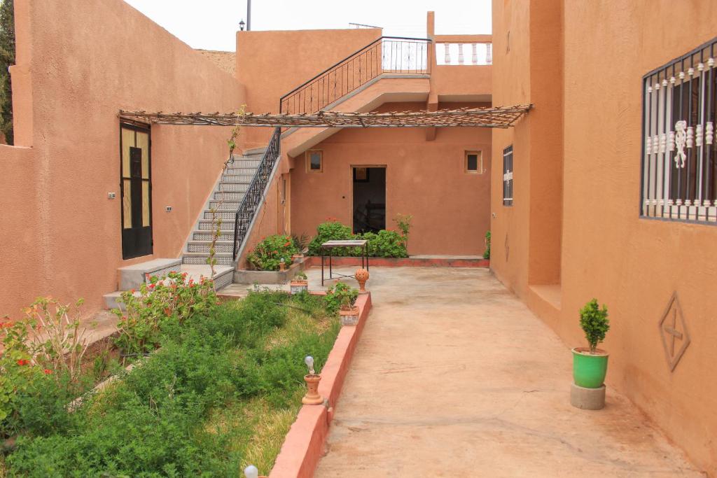 a walkway outside of a building with a staircase at Maison berbère in Ouarzazate