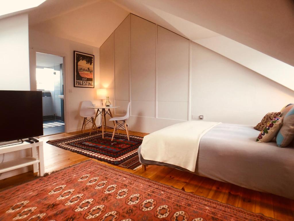 a bedroom with a bed and a flat screen tv at Camden Town House in London