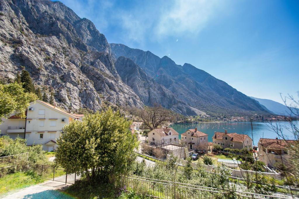 un villaggio sulla riva di un lago con montagne di Orachovac apartments a Kotor (Cattaro)