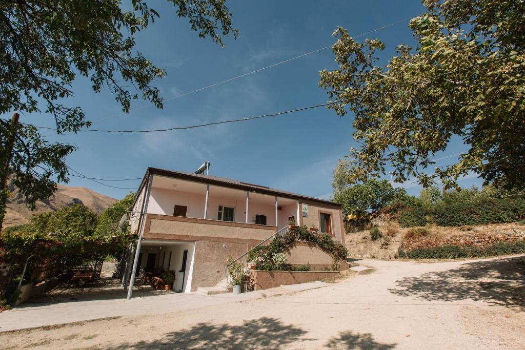 a house in the middle of a dirt road at Noravank B&B in Chʼiva