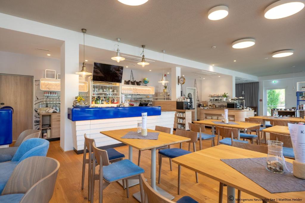 Reštaurácia alebo iné gastronomické zariadenie v ubytovaní Hotel Katamaran