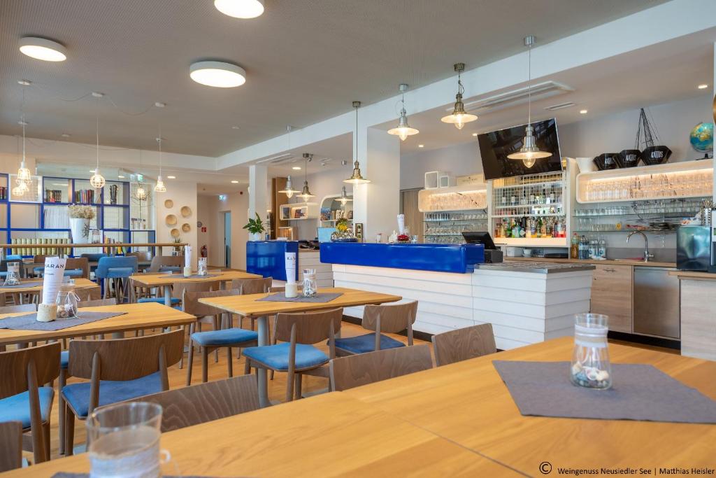 Reštaurácia alebo iné gastronomické zariadenie v ubytovaní Hotel Katamaran