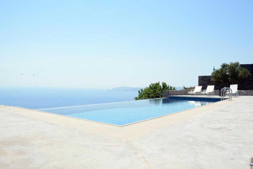 una piscina con vista sull'oceano di A la villa grand bleu a Elliniká