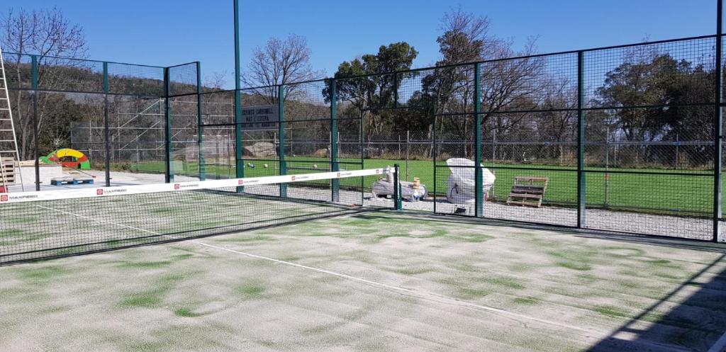 Instalaciones para jugar a tenis o squash en Mas L'Estepa o alrededores