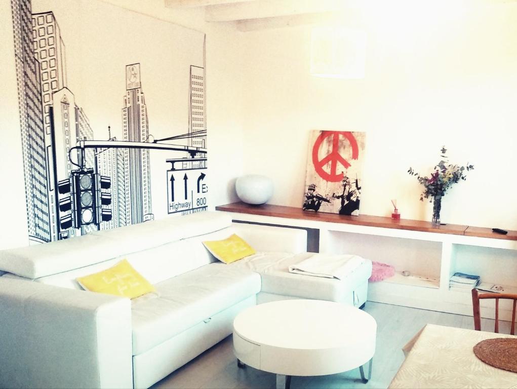 ブルゴスにあるApartamento Saylyのリビングルーム(白いソファ、スツール付)