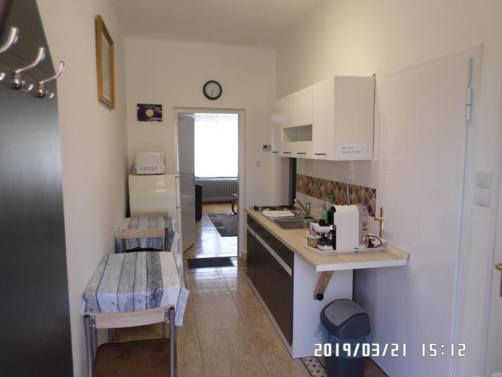 Kuchyňa alebo kuchynka v ubytovaní Rita apartman