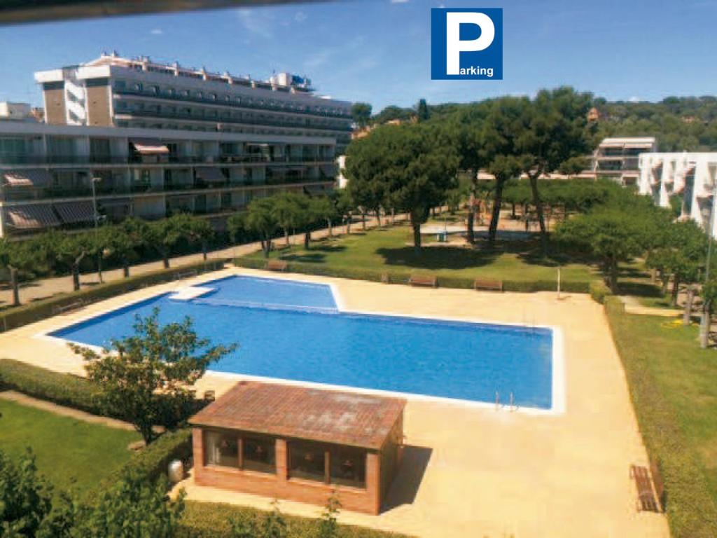 una vista aérea de una piscina frente a un edificio en Reus y MAr Salou, en Salou