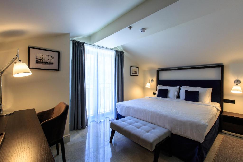 Hotel California by Aycon - 17