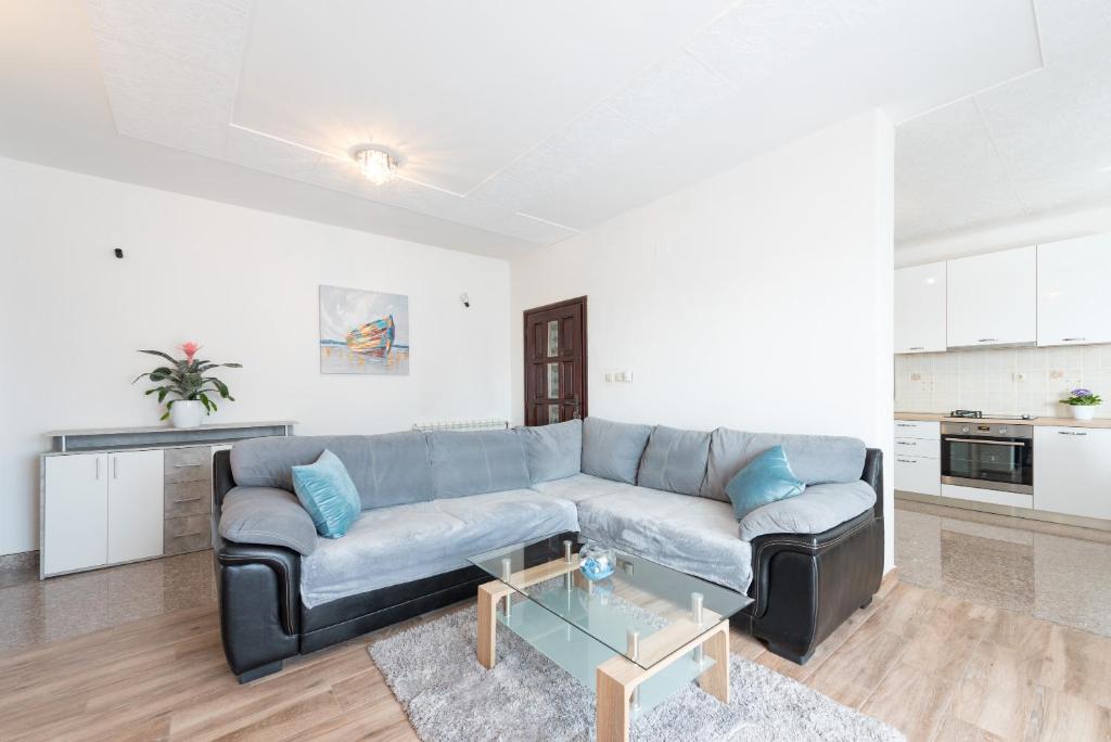 Kuchyňa alebo kuchynka v ubytovaní luxury apartment with garden jacuzzi and wellness