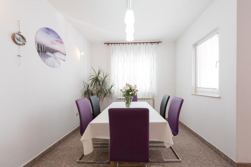 Posedenie v ubytovaní luxury apartment with garden jacuzzi and wellness