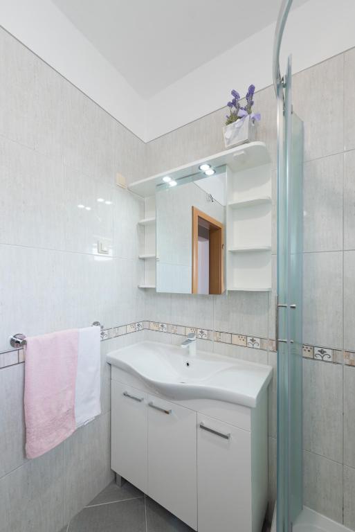Kúpeľňa v ubytovaní luxury apartment with garden jacuzzi and wellness