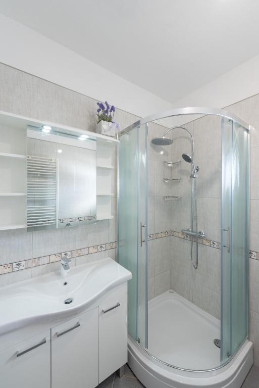 Kúpeľňa v ubytovaní luxury apartment with garden jacuzzi and wellness