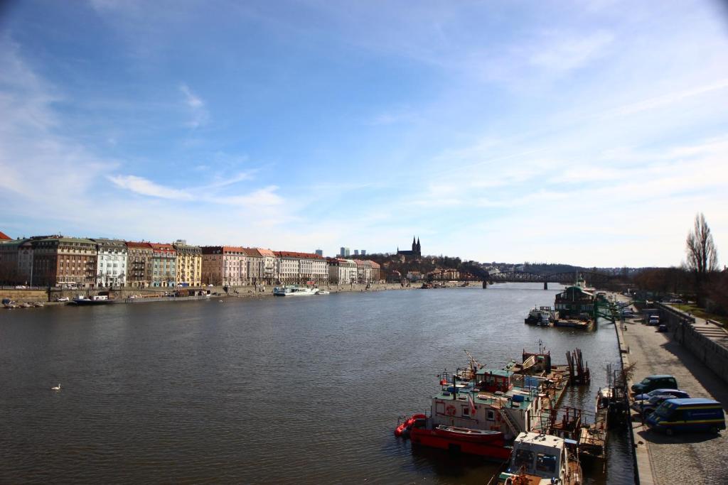 Výhled na řeku, která protéká v blízkosti apartmánu
