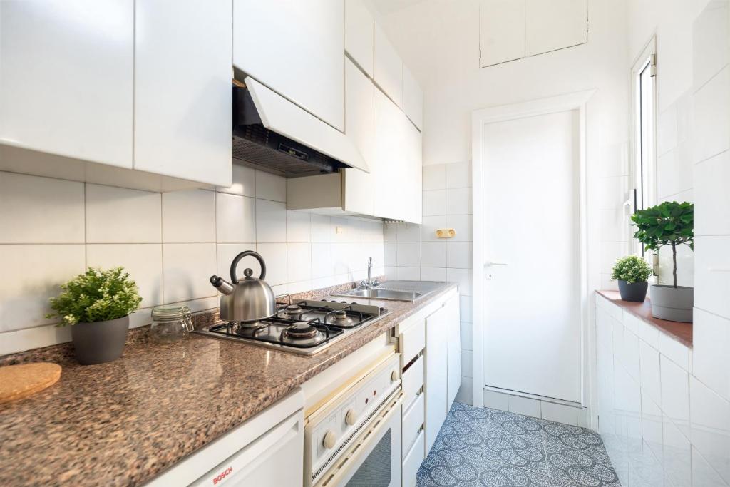 Kuchnia lub aneks kuchenny w obiekcie Cozy studio Campo de Fiori