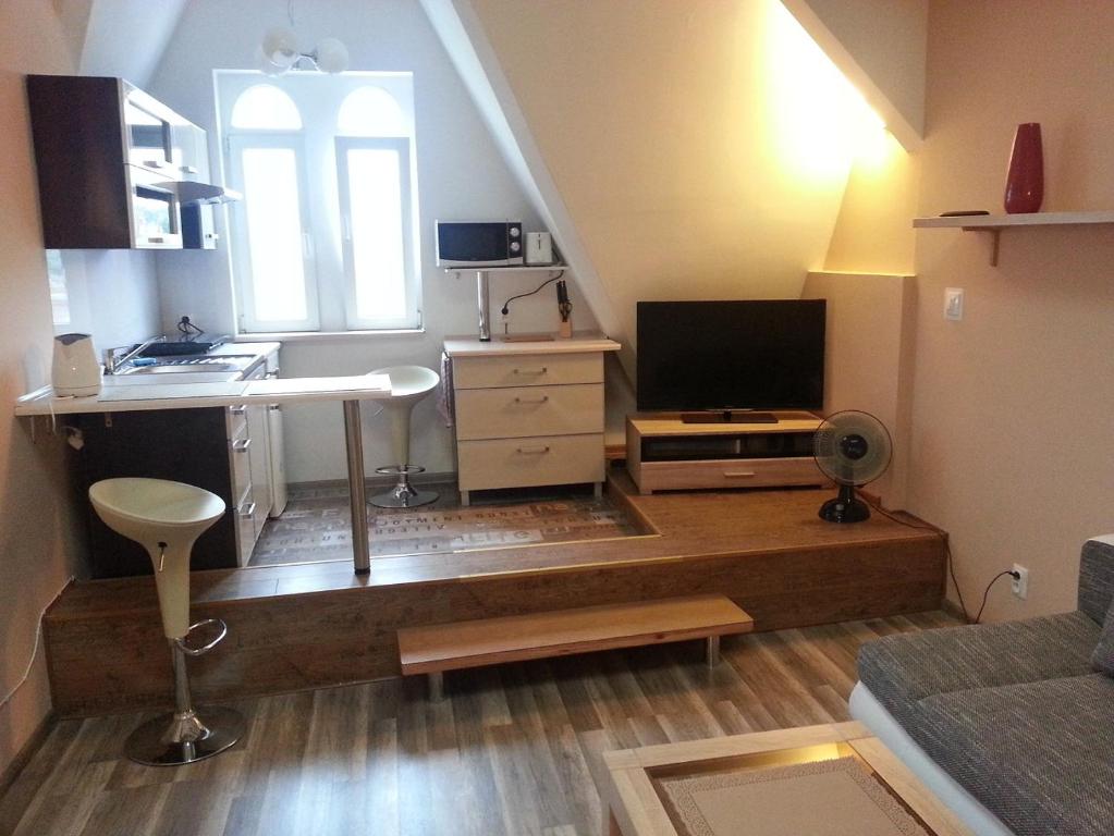 una pequeña sala de estar con escritorio y TV en Mostowa 3, en Bydgoszcz