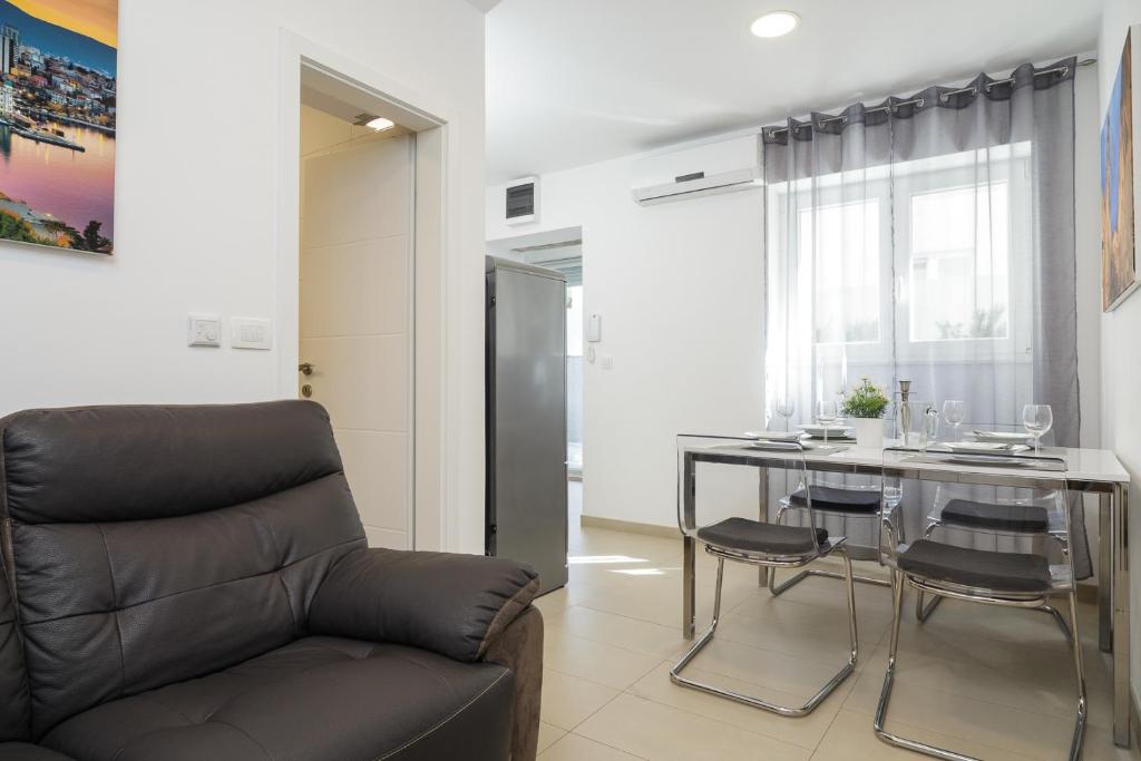 Posedenie v ubytovaní Holiday Home Aspalathos - with free parking, near the beach, a few minutes' walking distance to the UNESCO Palace