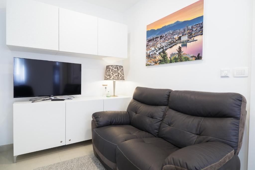 Televízia a/alebo spoločenská miestnosť v ubytovaní Holiday Home Aspalathos - with free parking, near the beach, a few minutes' walking distance to the UNESCO Palace