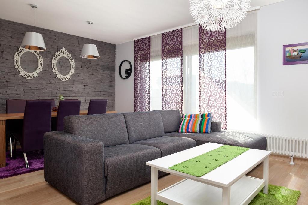 sala de estar con sofá y mesa en LunaRo, en Zagreb