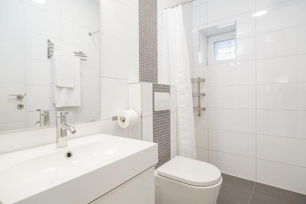 Kúpeľňa v ubytovaní Holiday Home Aspalathos - with free parking, near the beach, a few minutes' walking distance to the UNESCO Palace