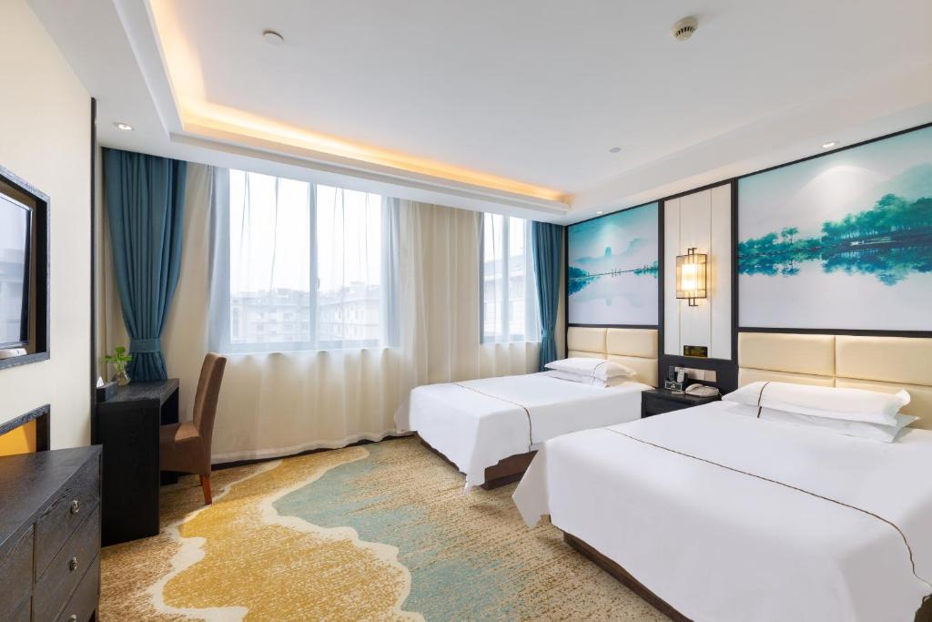Postel nebo postele na pokoji v ubytování Yiwu Luckbear Hotel
