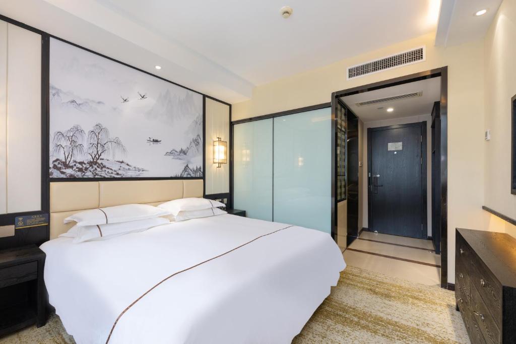 Postel nebo postele na pokoji v ubytování Yiwu Luckbear Hotel