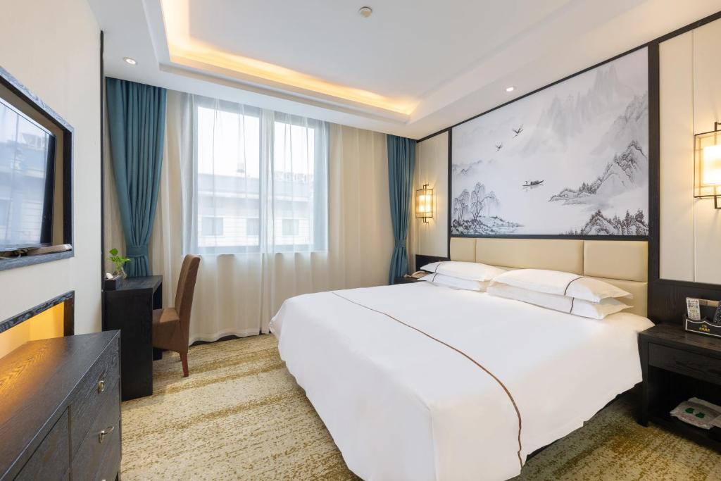 Postel nebo postele na pokoji v ubytování Yiwu Luckbear Hotel