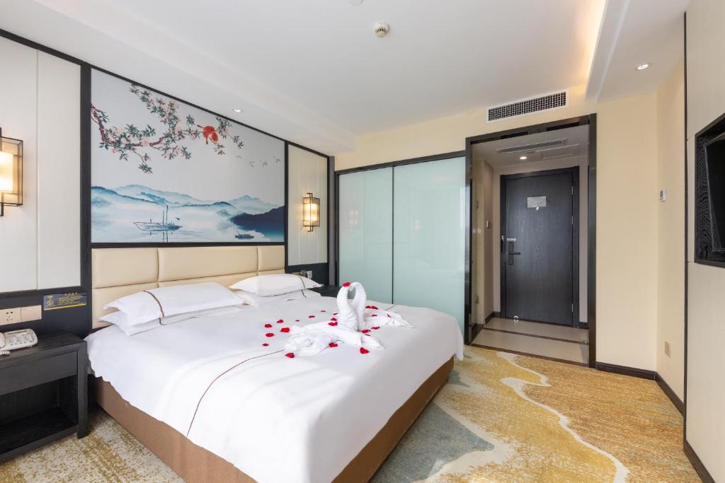 Postel nebo postele na pokoji v ubytování Yiwu Luckbear Hotel