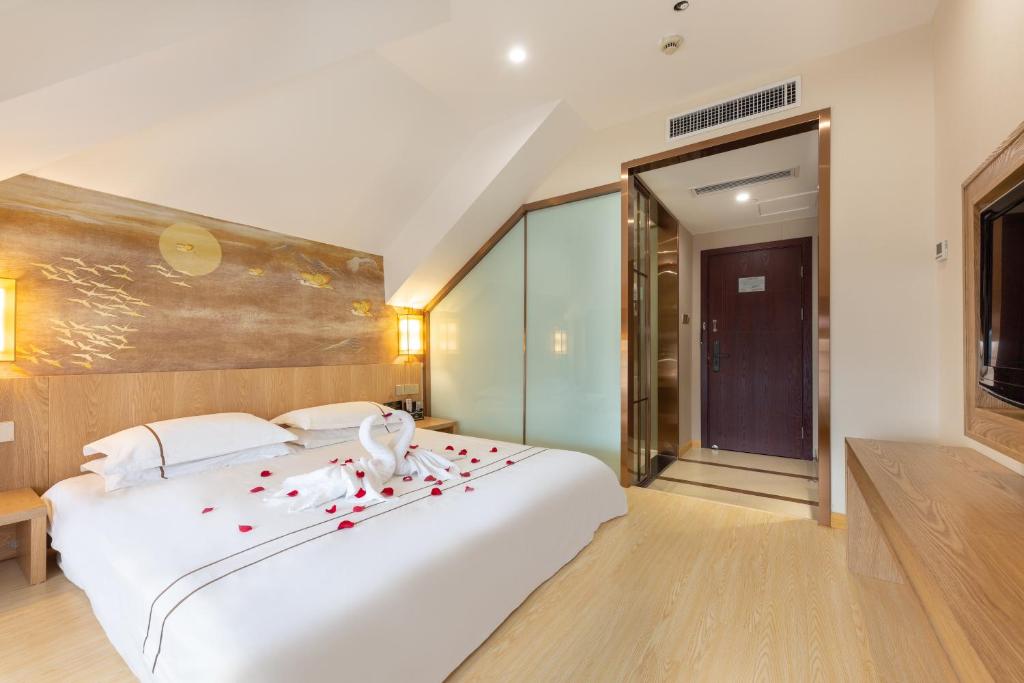 Postel nebo postele na pokoji v ubytování Yiwu Luckbear Hotel