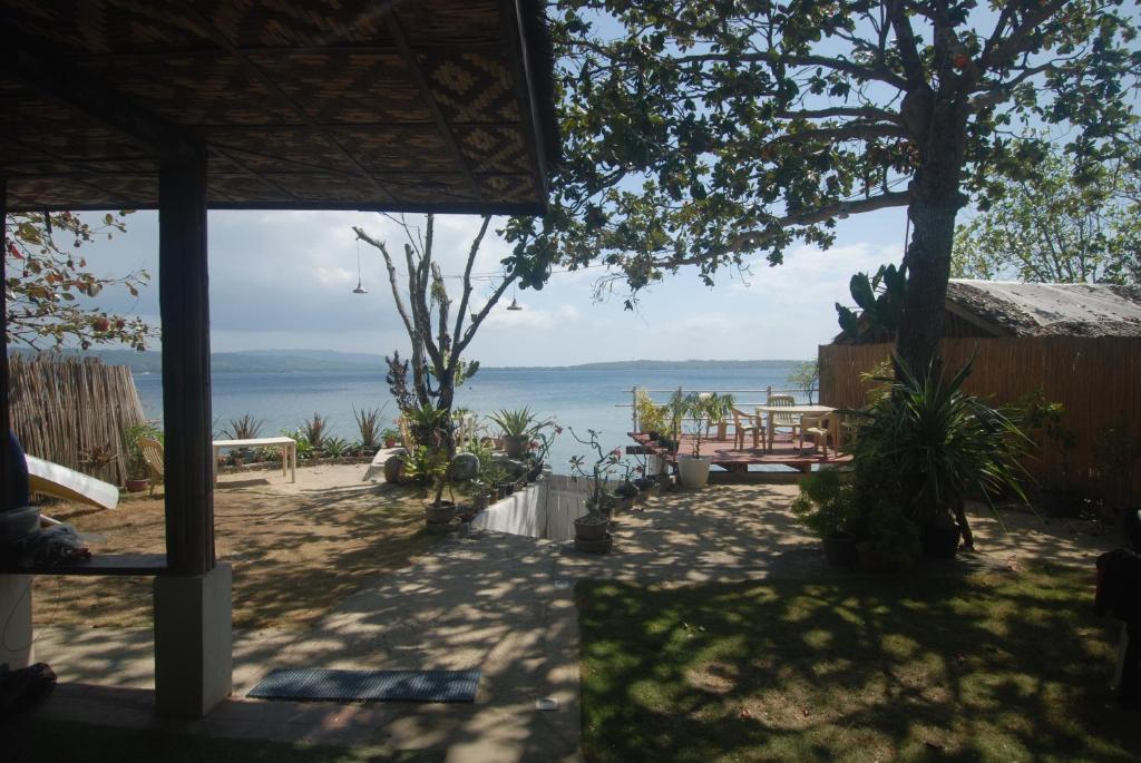 widok na ocean z werandy domu w obiekcie Rene's Diverslounge Resort w mieście Calape