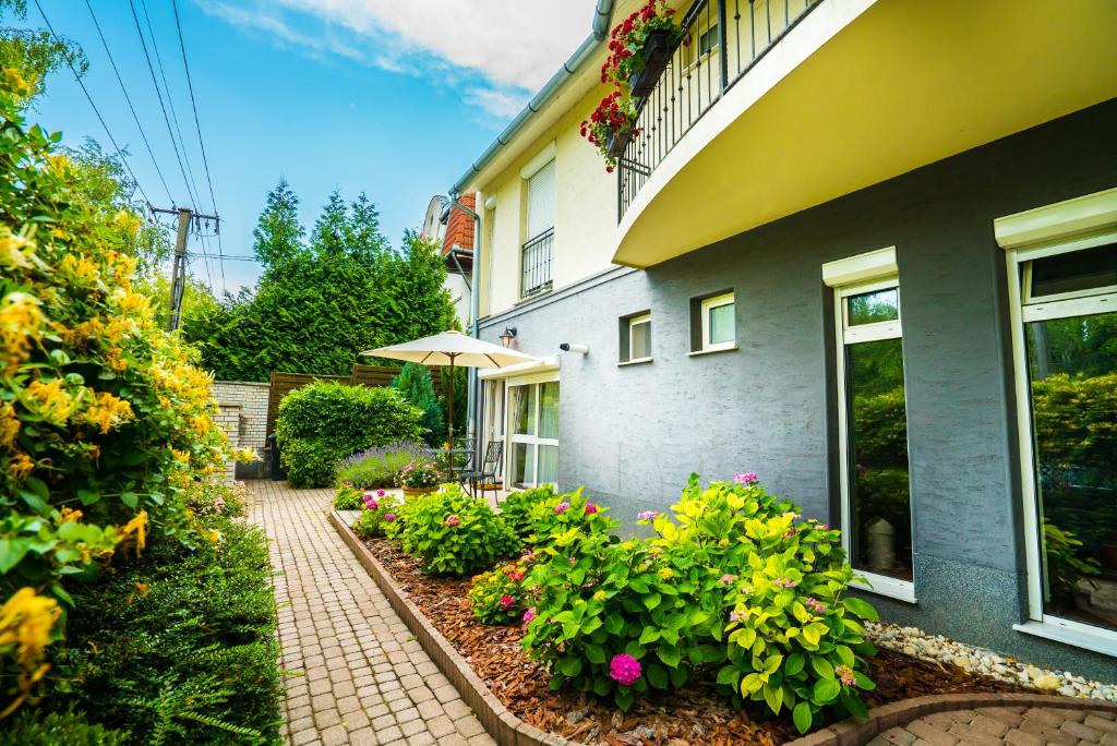 Vonkajšia záhrada v ubytovaní Csenge Villa