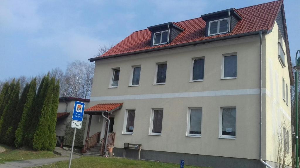 a large white house with a red roof at Ferienwohnung Jacqueline in Tiefensee