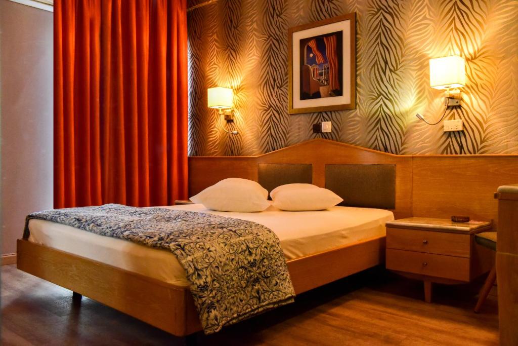 Postel nebo postele na pokoji v ubytování Eva Hotel Piraeus