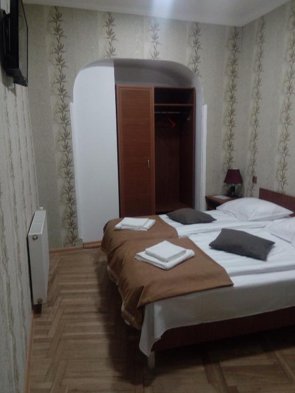 Postel nebo postele na pokoji v ubytování Tbilisi Downtown Guest House