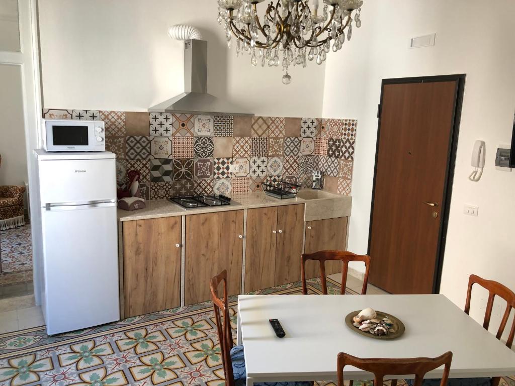 O bucătărie sau chicinetă la Trapani Apartments