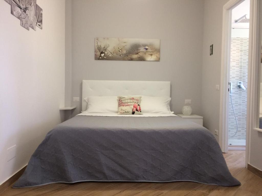 A bed or beds in a room at Lovely Little Apartment in Via Aurelia