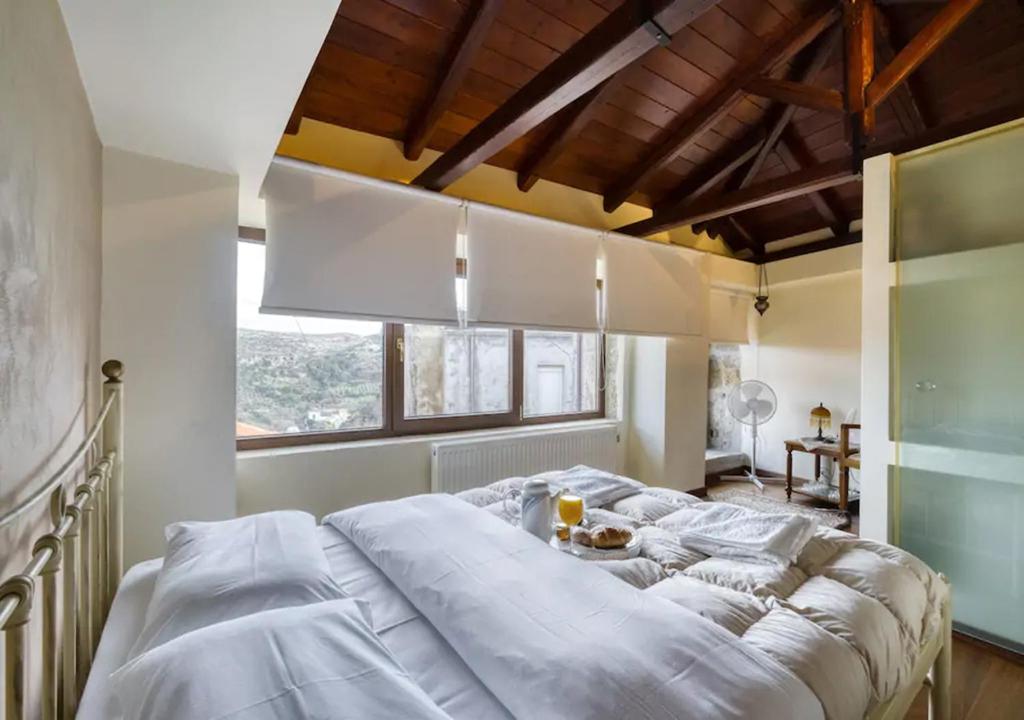 En eller flere senge i et værelse på Villa Panona