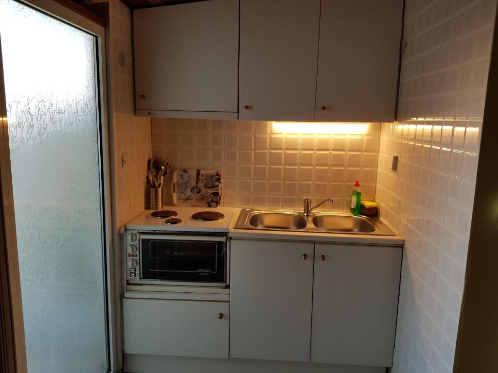 Kuchyň nebo kuchyňský kout v ubytování COZZY STUDIO IN NEA MAKRI