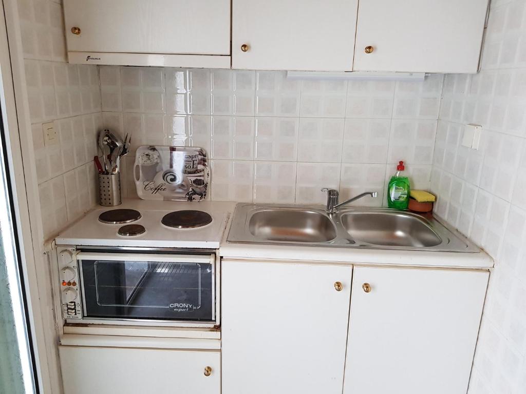 Kuchyň nebo kuchyňský kout v ubytování COZZY STUDIO IN NEA MAKRI