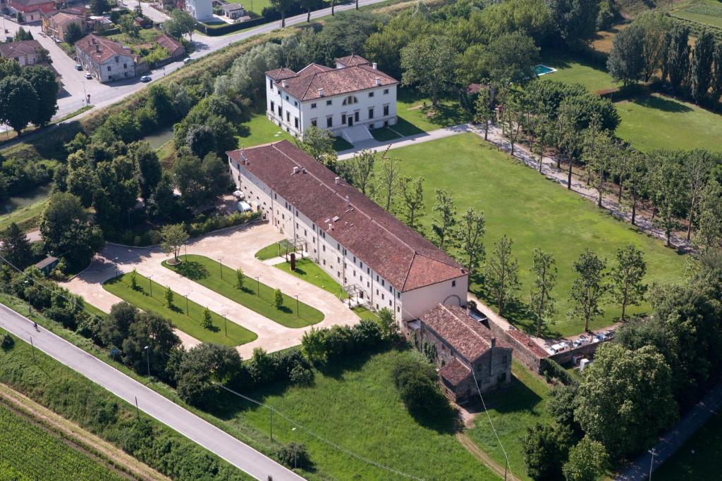 an aerial view of a large building with a yard at La Barchessa di Villa Pisani in Lonigo