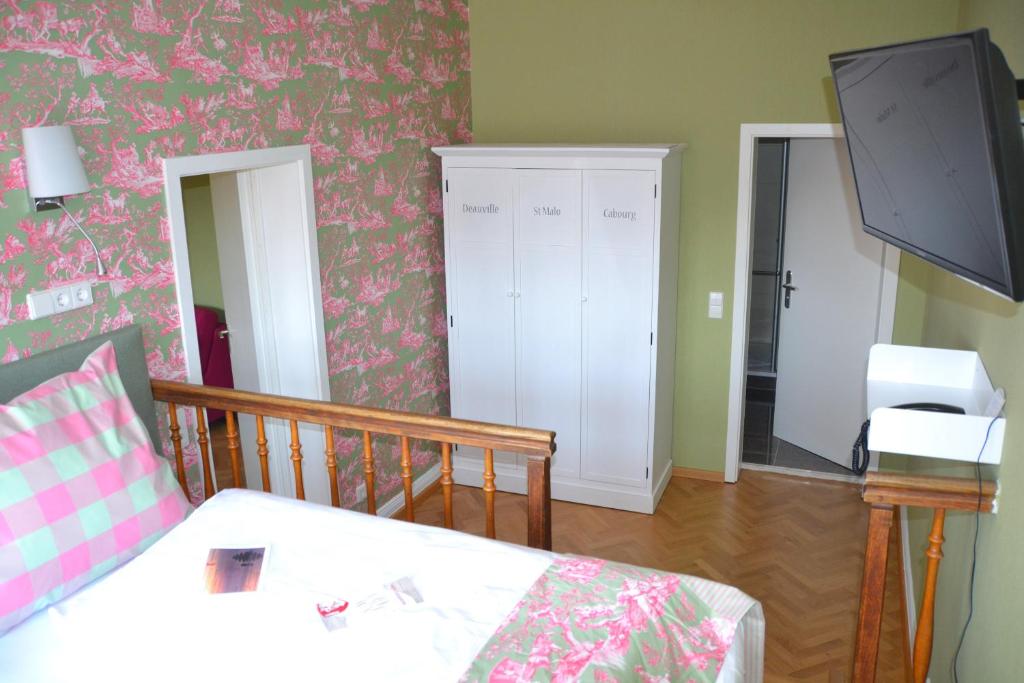 Postel nebo postele na pokoji v ubytování Romantik Hotel Barbarossa